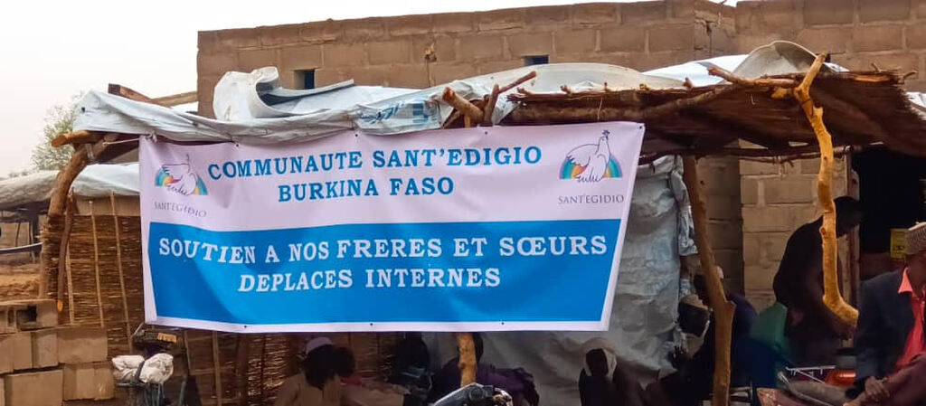 Die Hilfe der Gemeinschaft für Binnenflüchtlinge in der Sahelzone, die durch bewaffnete Übergriffe vertrieben wurden